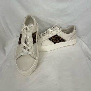 UGG Dinale sneakers brand new- never worn! Sz 9